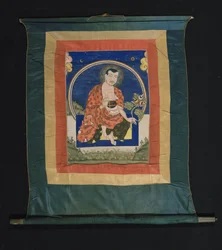 Thangka-Malerei, die einen Arhat in Mönchsroben zeigt, der in seiner rechten Hand Gebetsperlen und in seiner linken Hand den Stiel einer Pflanze mit Blättern und drei Blumen hält, 1700-1825